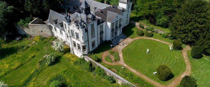 Le Fonds Félicien Rops lance un crowdgiving pour restaurer trois vitraux anciens au château de Thozée