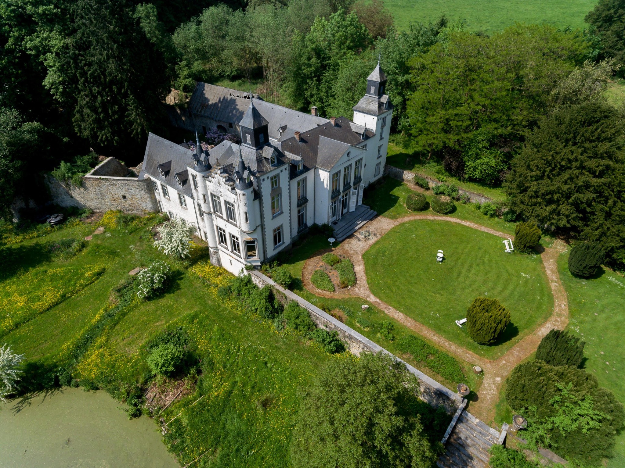 Le Fonds Félicien Rops lance un crowdgiving pour restaurer trois vitraux anciens au château de Thozée